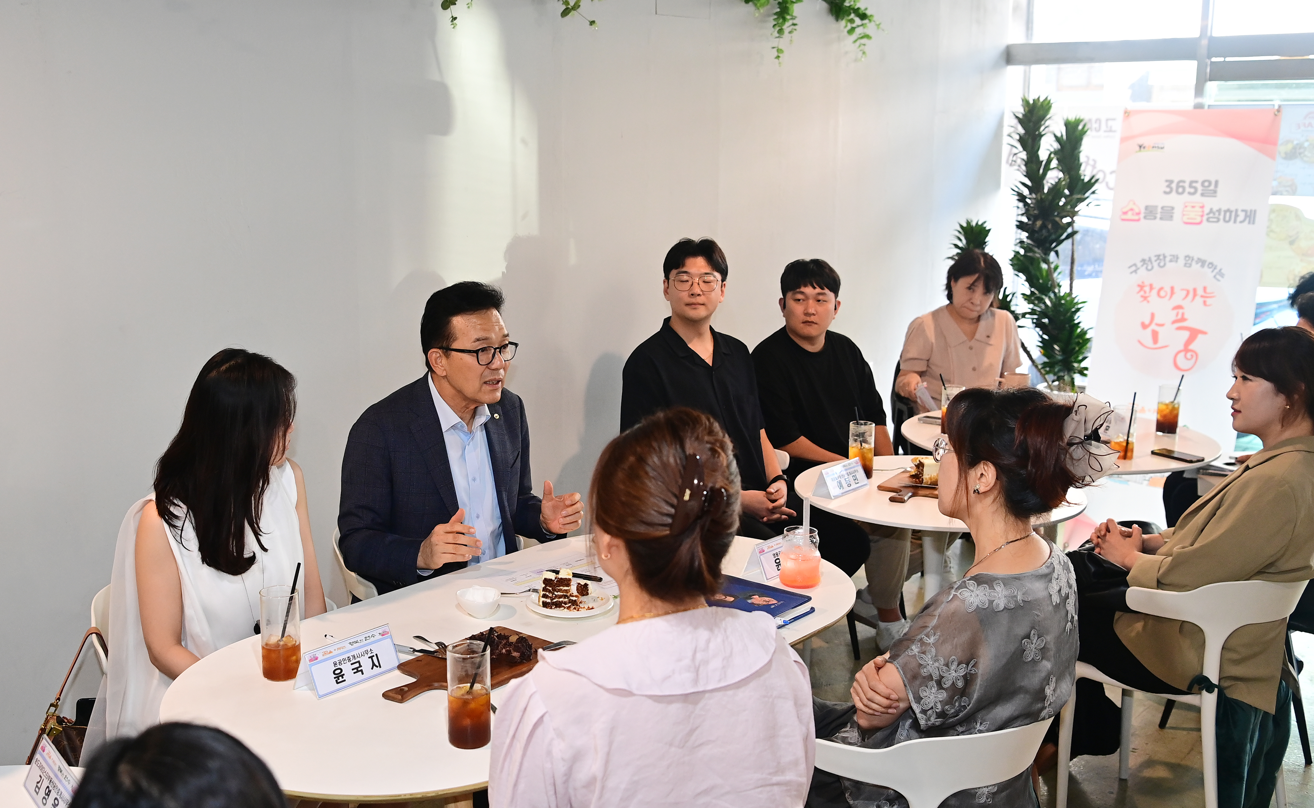 연수구(구청장 이재호)는 지난 2일 청학동 인근 카페에서 연수구개업공인중개사와 함께하는 ‘찾아가는 소풍’ 간담회를 열고, 현장에서 겪는 다양한 애로사항과 건의 사항을 청취했다.